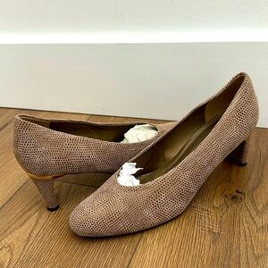Vaneli Dayle Pump Tan and‎ Gold Shoe size 9